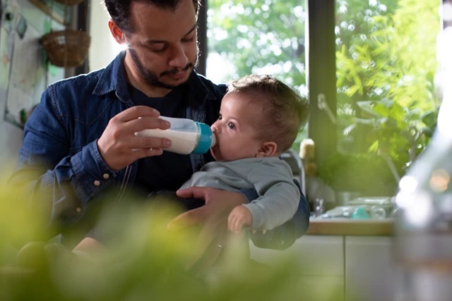 https://www.aptaclub.co.uk/content/dam/sn/local/gbr/aptamil/article-images/dad-bottle-feeding-kitchen-photo-1.jpeg